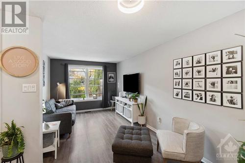 120 Whalings Circle, Ottawa, ON - Indoor Photo Showing Living Room