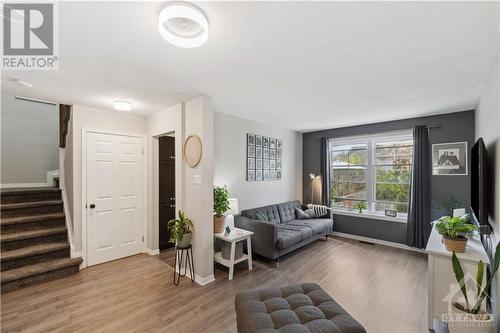 120 Whalings Circle, Ottawa, ON - Indoor Photo Showing Living Room