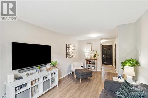 120 Whalings Circle, Ottawa, ON - Indoor Photo Showing Living Room