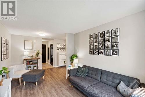 120 Whalings Circle, Ottawa, ON - Indoor Photo Showing Living Room