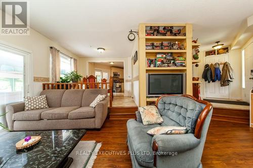 46 Lorraine Crescent, Brampton, ON - Indoor Photo Showing Living Room