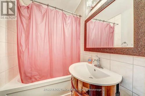 34 Robinson Avenue, Kawartha Lakes, ON - Indoor Photo Showing Bathroom