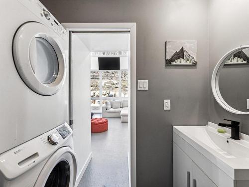 Salle d'eau - 323 Ch. Scotch, Grenville-Sur-La-Rouge, QC - Indoor Photo Showing Laundry Room