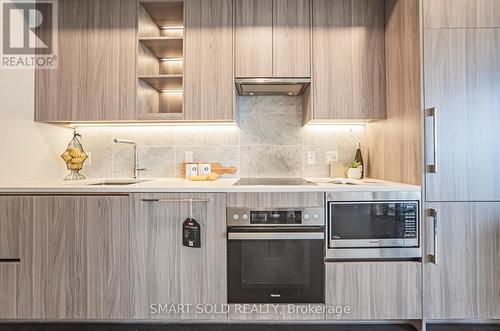 2108 - 85 Mcmahon Drive, Toronto, ON - Indoor Photo Showing Kitchen