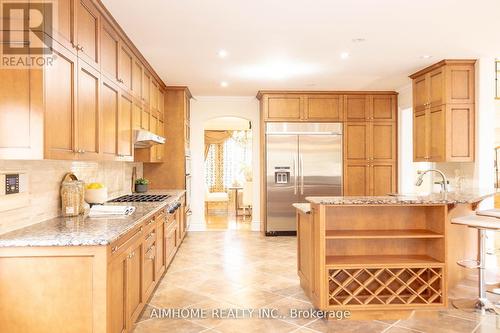 15 Birchbark Court, Richmond Hill, ON - Indoor Photo Showing Kitchen With Upgraded Kitchen