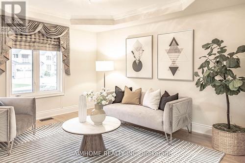 15 Birchbark Court, Richmond Hill, ON - Indoor Photo Showing Living Room