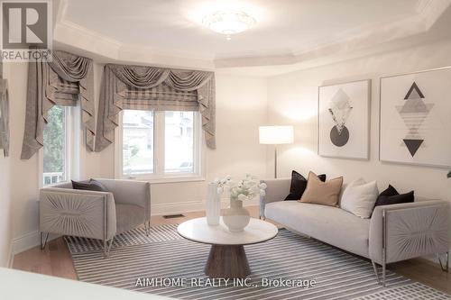 15 Birchbark Court, Richmond Hill, ON - Indoor Photo Showing Living Room