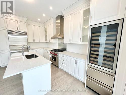 9 Perigo Court, Richmond Hill, ON - Indoor Photo Showing Kitchen With Upgraded Kitchen