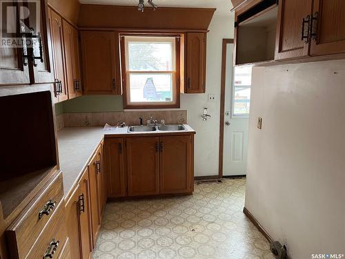 736 Garnet Street, Regina, SK - Indoor Photo Showing Kitchen With Double Sink