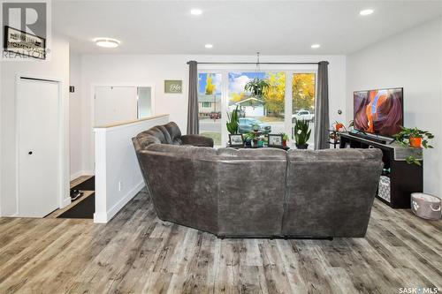 360 Julian Place, Swift Current, SK - Indoor Photo Showing Living Room