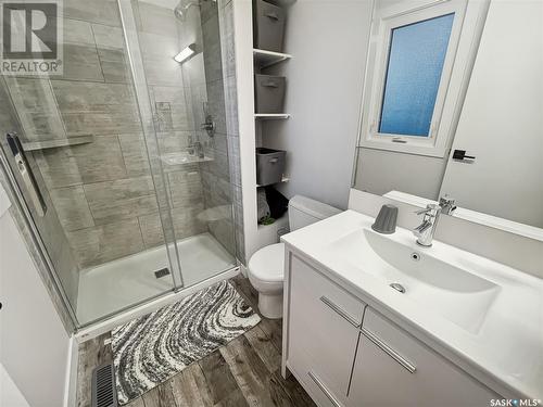 360 Julian Place, Swift Current, SK - Indoor Photo Showing Bathroom