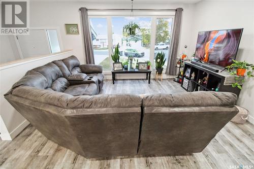 360 Julian Place, Swift Current, SK - Indoor Photo Showing Living Room