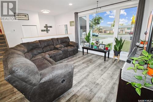 360 Julian Place, Swift Current, SK - Indoor Photo Showing Living Room