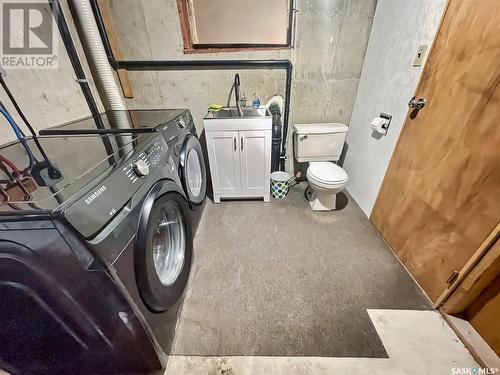 360 Julian Place, Swift Current, SK - Indoor Photo Showing Laundry Room