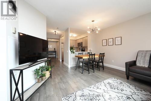 409 - 942 Yonge Street, Toronto, ON - Indoor Photo Showing Living Room