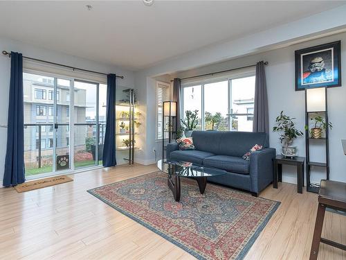 401-356 Gorge Rd East, Victoria, BC - Indoor Photo Showing Living Room