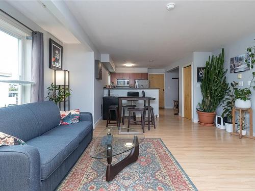 401-356 Gorge Rd East, Victoria, BC - Indoor Photo Showing Living Room