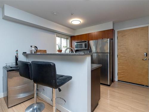 401-356 Gorge Rd East, Victoria, BC - Indoor Photo Showing Kitchen