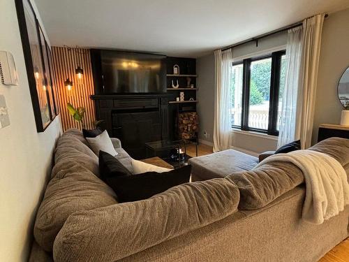 Living room - 22 Mtée Manory, Sainte-Marguerite-Du-Lac-Masson, QC - Indoor Photo Showing Bedroom