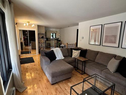 Living room - 22 Mtée Manory, Sainte-Marguerite-Du-Lac-Masson, QC - Indoor Photo Showing Living Room