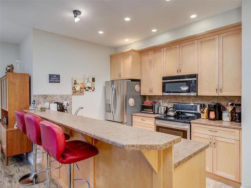 102-10421 Resthaven Dr, Sidney, BC - Indoor Photo Showing Kitchen