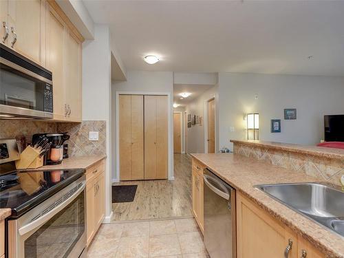 102-10421 Resthaven Dr, Sidney, BC - Indoor Photo Showing Kitchen