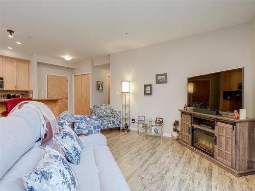 102-10421 Resthaven Dr, Sidney, BC - Indoor Photo Showing Living Room