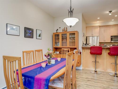 102-10421 Resthaven Dr, Sidney, BC - Indoor Photo Showing Dining Room