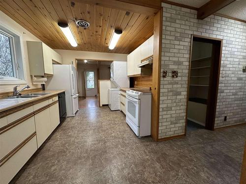 1011 Christie Avenue N, Fort Frances, ON - Indoor Photo Showing Kitchen With Double Sink