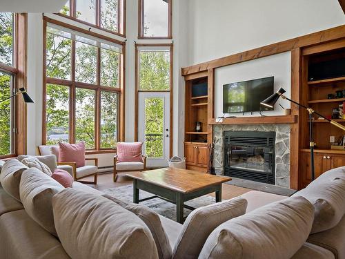 Salon - 6-165 Ch. De La Forêt, Mont-Tremblant, QC - Indoor Photo Showing Living Room With Fireplace