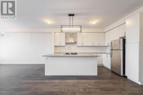 207 Fowley Drive, Oakville, ON - Indoor Photo Showing Kitchen