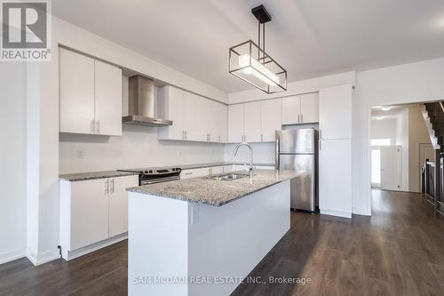 207 Fowley Drive, Oakville, ON - Indoor Photo Showing Kitchen With Double Sink With Upgraded Kitchen