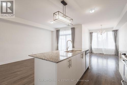 207 Fowley Drive, Oakville, ON - Indoor Photo Showing Kitchen With Upgraded Kitchen