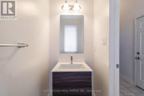 207 Fowley Drive, Oakville, ON - Indoor Photo Showing Bathroom