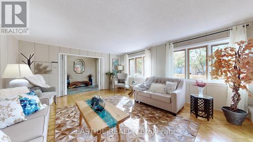 3263 Credit Heights Drive, Mississauga, ON - Indoor Photo Showing Living Room