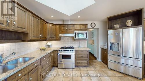 3263 Credit Heights Drive, Mississauga, ON - Indoor Photo Showing Kitchen With Double Sink With Upgraded Kitchen