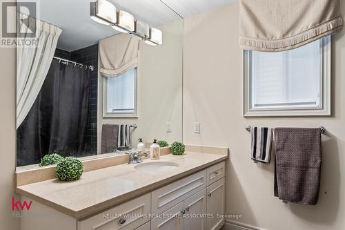 691 Robert Ferrie Drive, Kitchener, ON - Indoor Photo Showing Bathroom