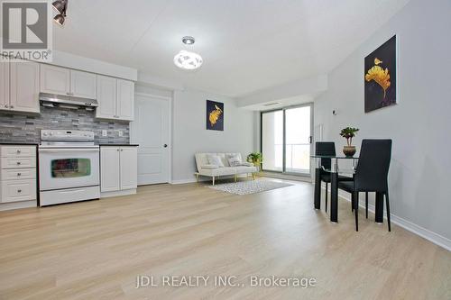 715 - 4600 Steeles Avenue E, Markham, ON - Indoor Photo Showing Kitchen