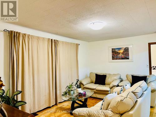 333 Hickory Street, Collingwood, ON - Indoor Photo Showing Living Room