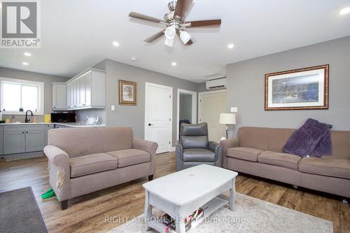 2472 Regional Road 42 Road, Clarington, ON - Indoor Photo Showing Living Room