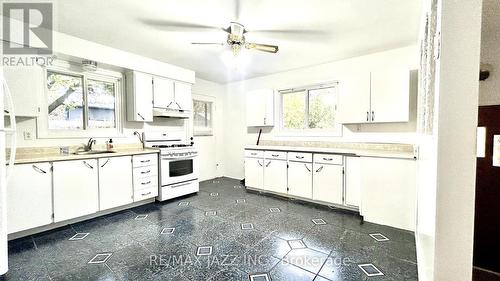 60 Farewell Street, Oshawa (Donevan), ON - Indoor Photo Showing Kitchen