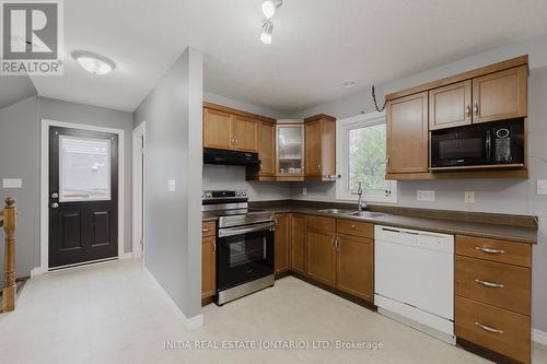 3 Southgate Parkway N, St. Thomas, ON - Indoor Photo Showing Kitchen With Double Sink