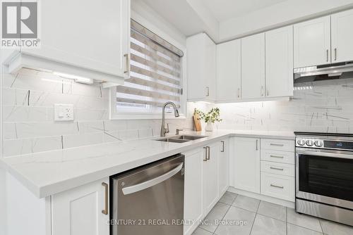 126 Heritage Street, Bradford West Gwillimbury, ON - Indoor Photo Showing Kitchen With Double Sink With Upgraded Kitchen