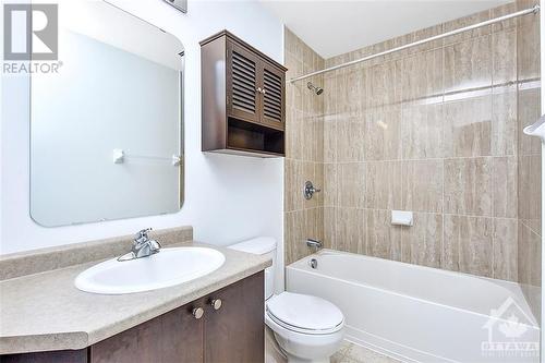 Full bathroom - 139 Harthill Way Unit#B, Ottawa, ON - Indoor Photo Showing Bathroom