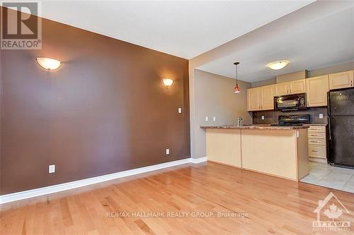 B - 139 Harthill Way, Ottawa, ON - Indoor Photo Showing Kitchen