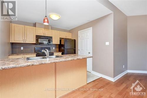 B - 139 Harthill Way, Ottawa, ON - Indoor Photo Showing Kitchen With Double Sink