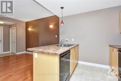 B - 139 Harthill Way, Ottawa, ON - Indoor Photo Showing Kitchen With Double Sink