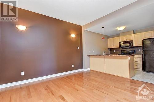 Dining room/kitchen  view - 139 Harthill Way Unit#B, Ottawa, ON - Indoor Photo Showing Kitchen