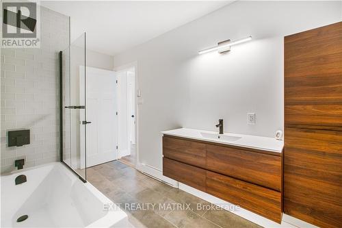 14 - 2890 Presqu'Ile Road, Alfred And Plantagenet, ON - Indoor Photo Showing Bathroom