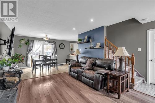 2747 Ross Avenue, Cornwall, ON - Indoor Photo Showing Living Room